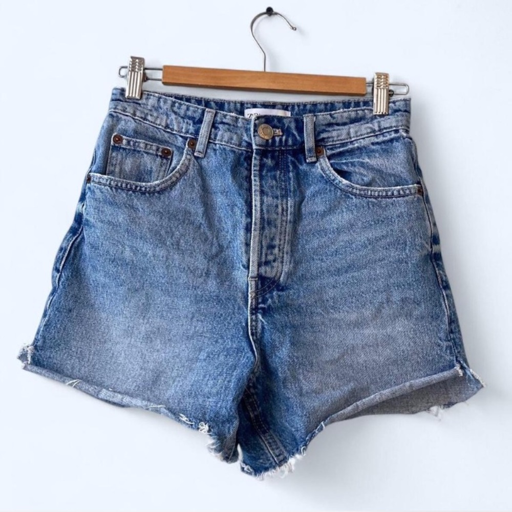 ZARA HIGH WAISTED CUT OFF DENIM SHORTS.